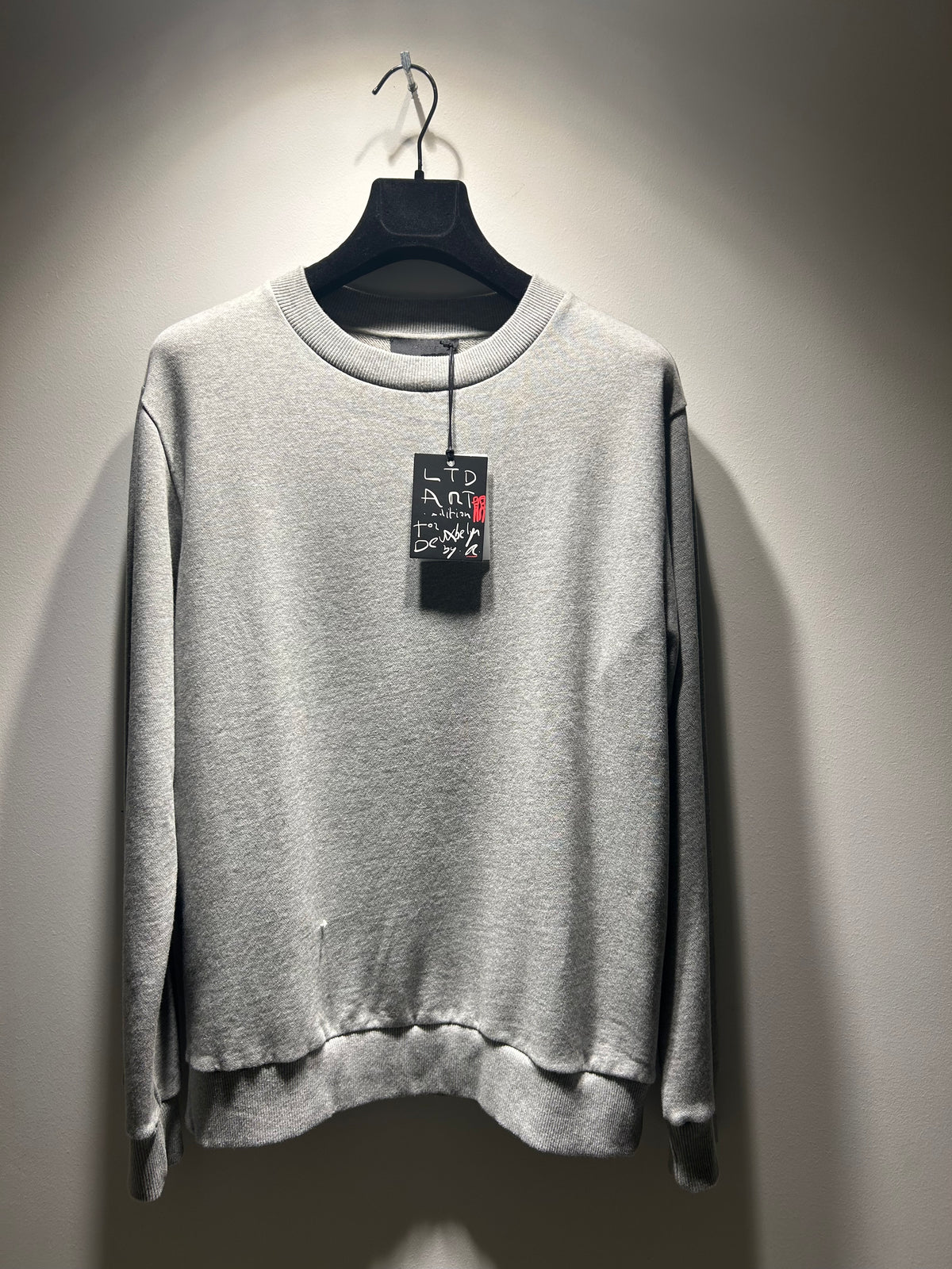 The Twins have your back sweater grey